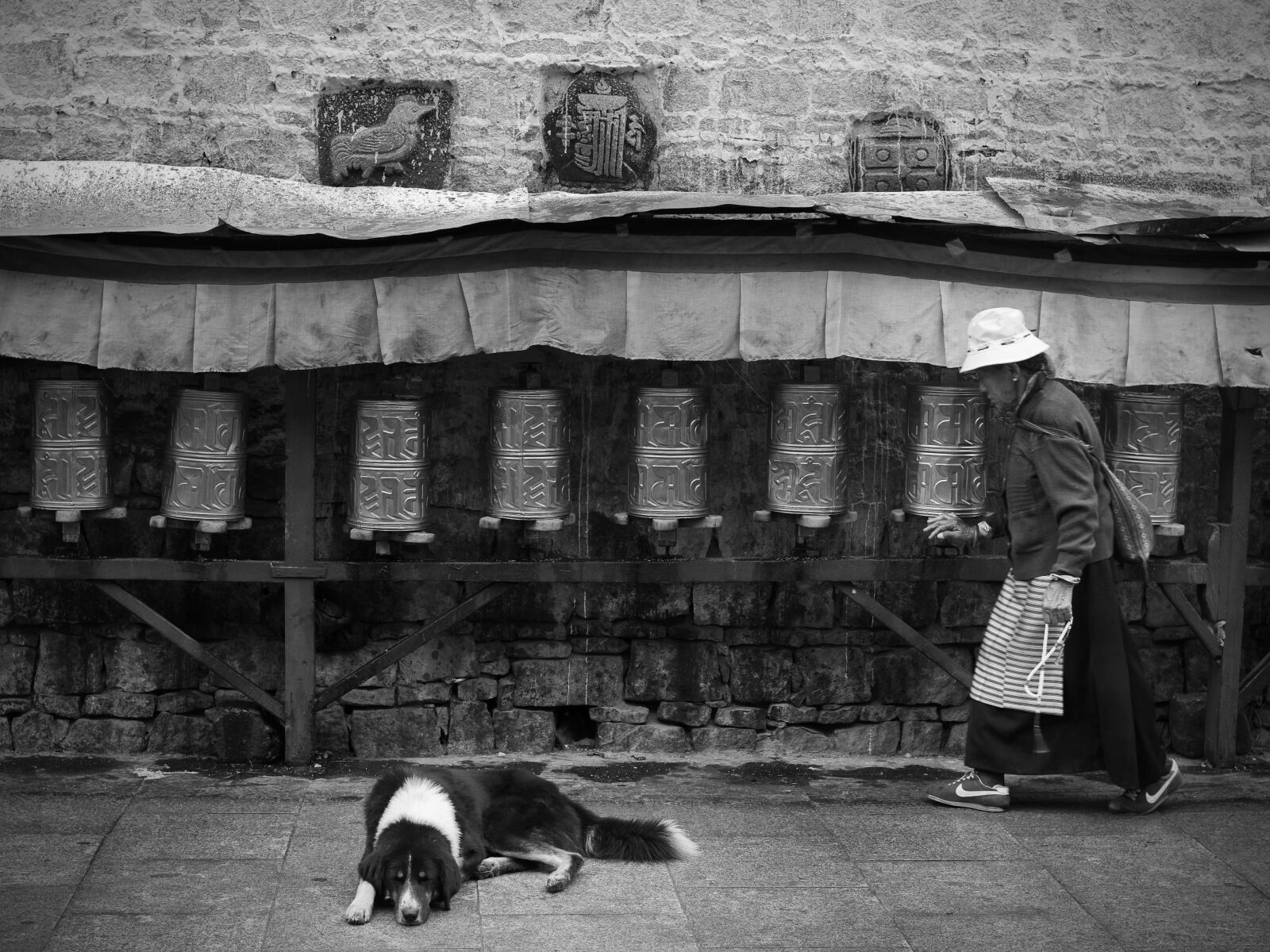 Nikon D300 sample photo. Tibet, prayer, the old photography