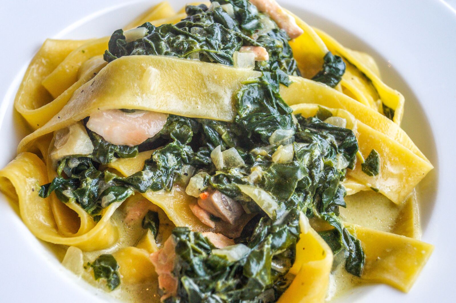 Sony DT 18-55mm F3.5-5.6 SAM II sample photo. Tagliatelle, spinach, salmon photography