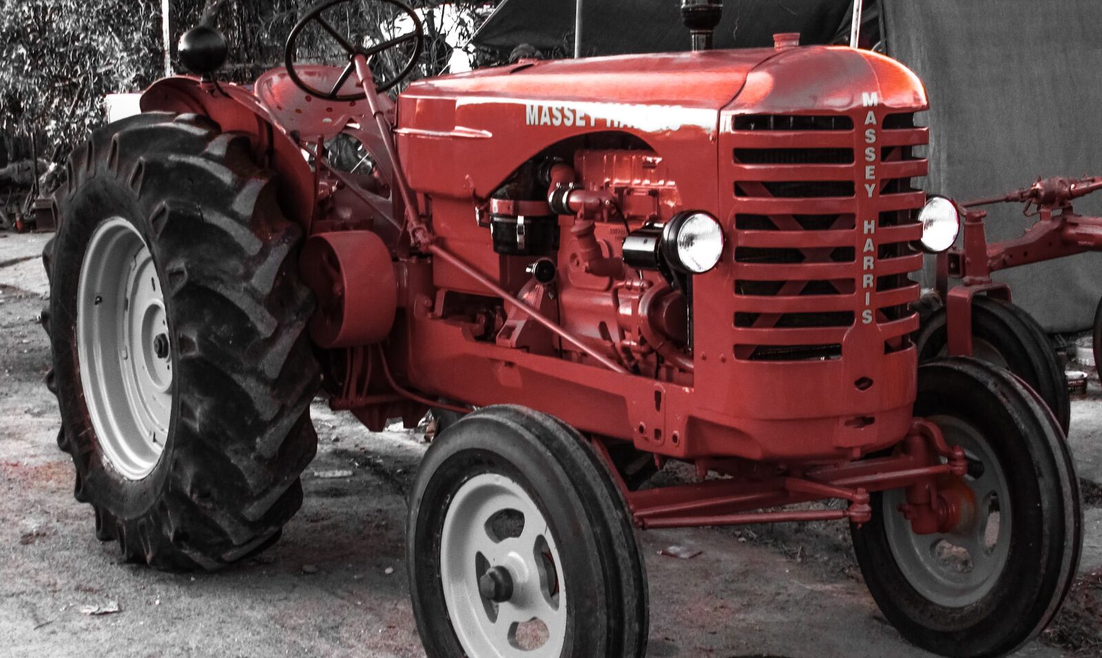Canon PowerShot SX400 IS sample photo. Tractor, old, renovated photography