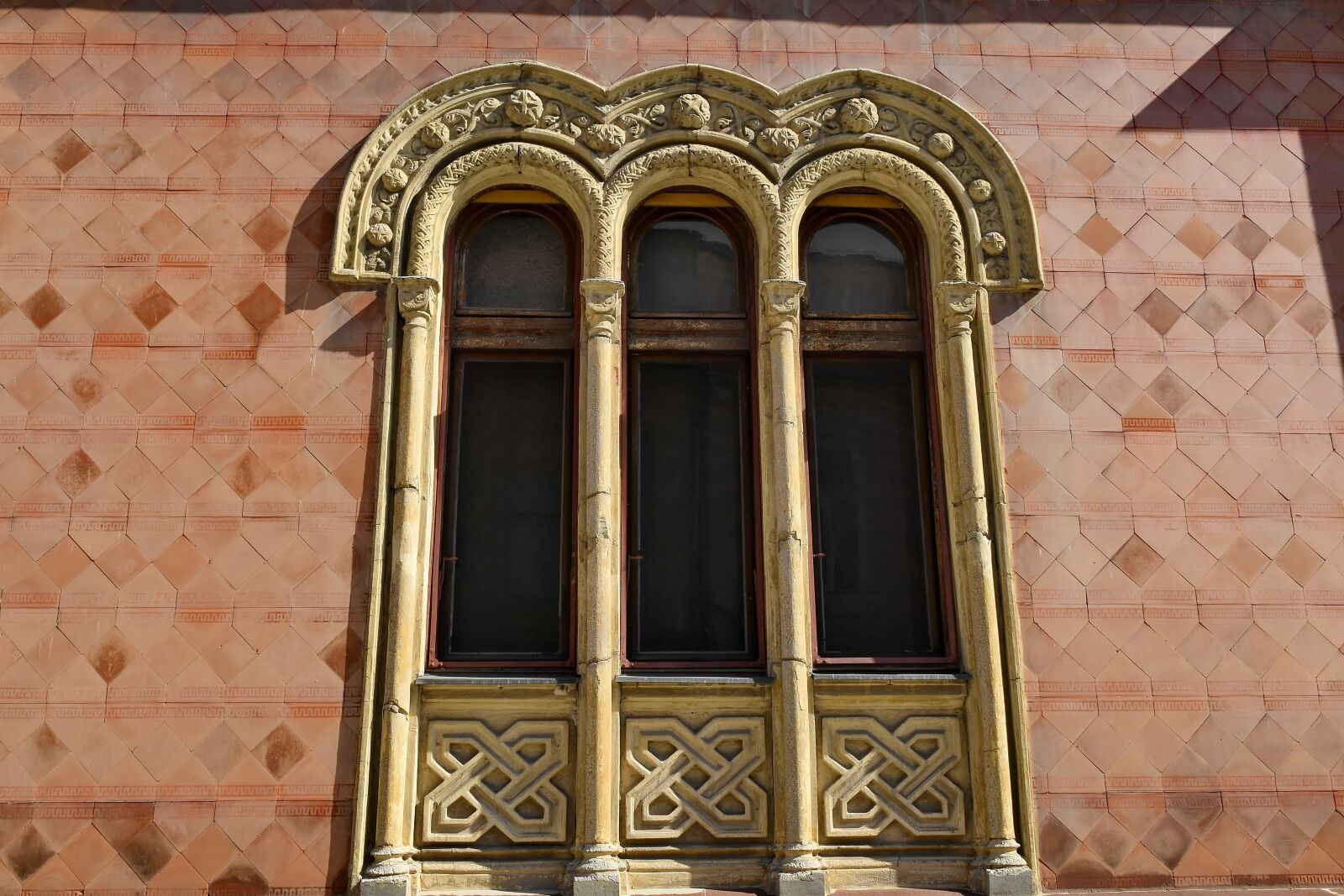 Nikon D5500 sample photo. Arabesque, arch, heritage, windows photography