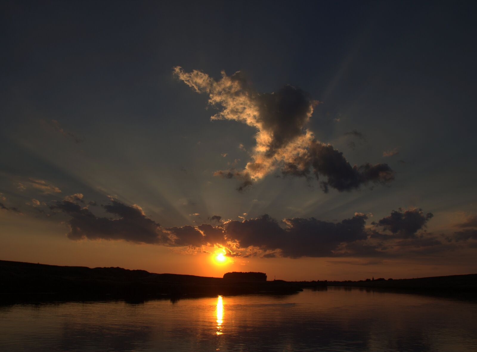 Canon EOS 700D (EOS Rebel T5i / EOS Kiss X7i) sample photo. Sunset, water, reflection photography