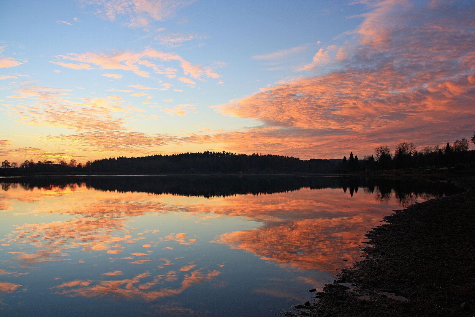 Canon EOS 1000D (EOS Digital Rebel XS / EOS Kiss F) sample photo. Waters, reflection, lake photography