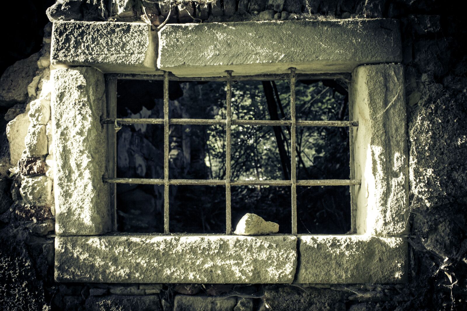 Canon EOS 700D (EOS Rebel T5i / EOS Kiss X7i) sample photo. Prison, prison window, window photography