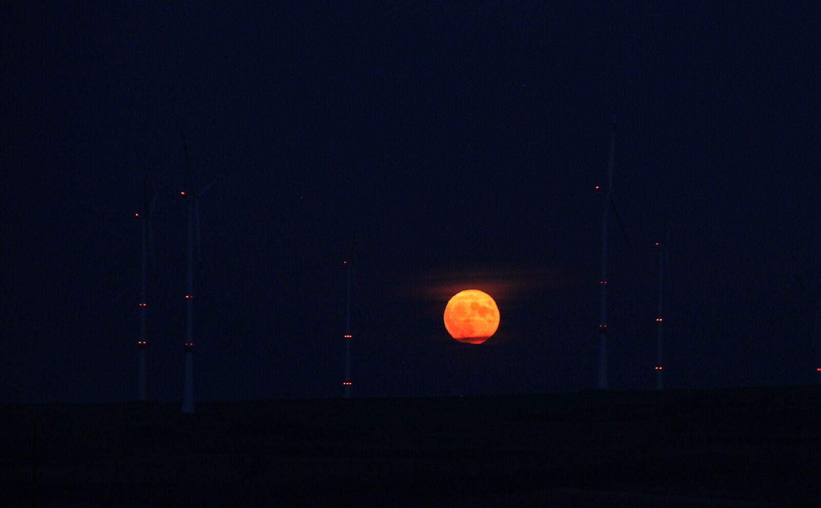 Canon EOS 600D (Rebel EOS T3i / EOS Kiss X5) sample photo. Full moon, red moon photography