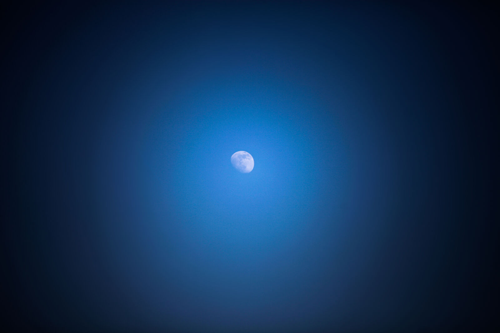 Canon EOS 5D Mark II + Tamron SP AF 70-200mm F2.8 Di LD (IF) MACRO sample photo. Blue, half, moon, lunar photography