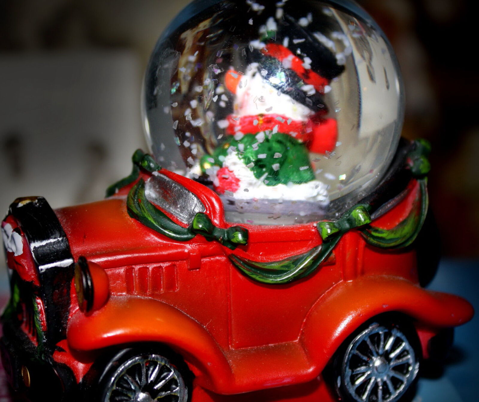 f/3.5-5.6 IS sample photo. Gift, toy, plastic car photography