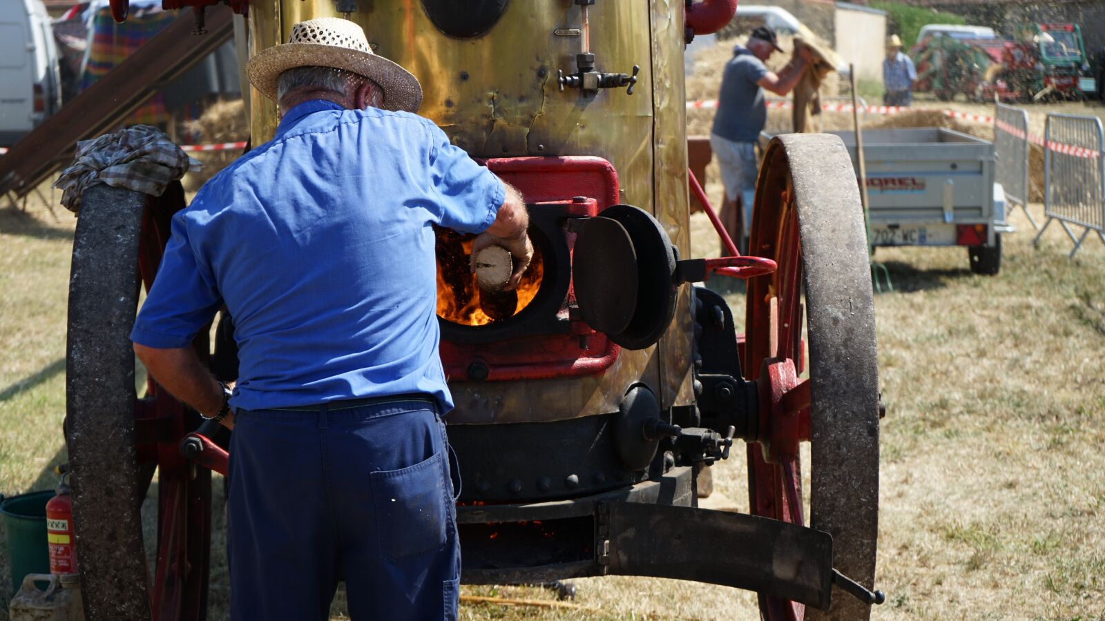 Sony a7 II + Sony FE 28-70mm F3.5-5.6 OSS sample photo. Steam, agricultural, threshing photography