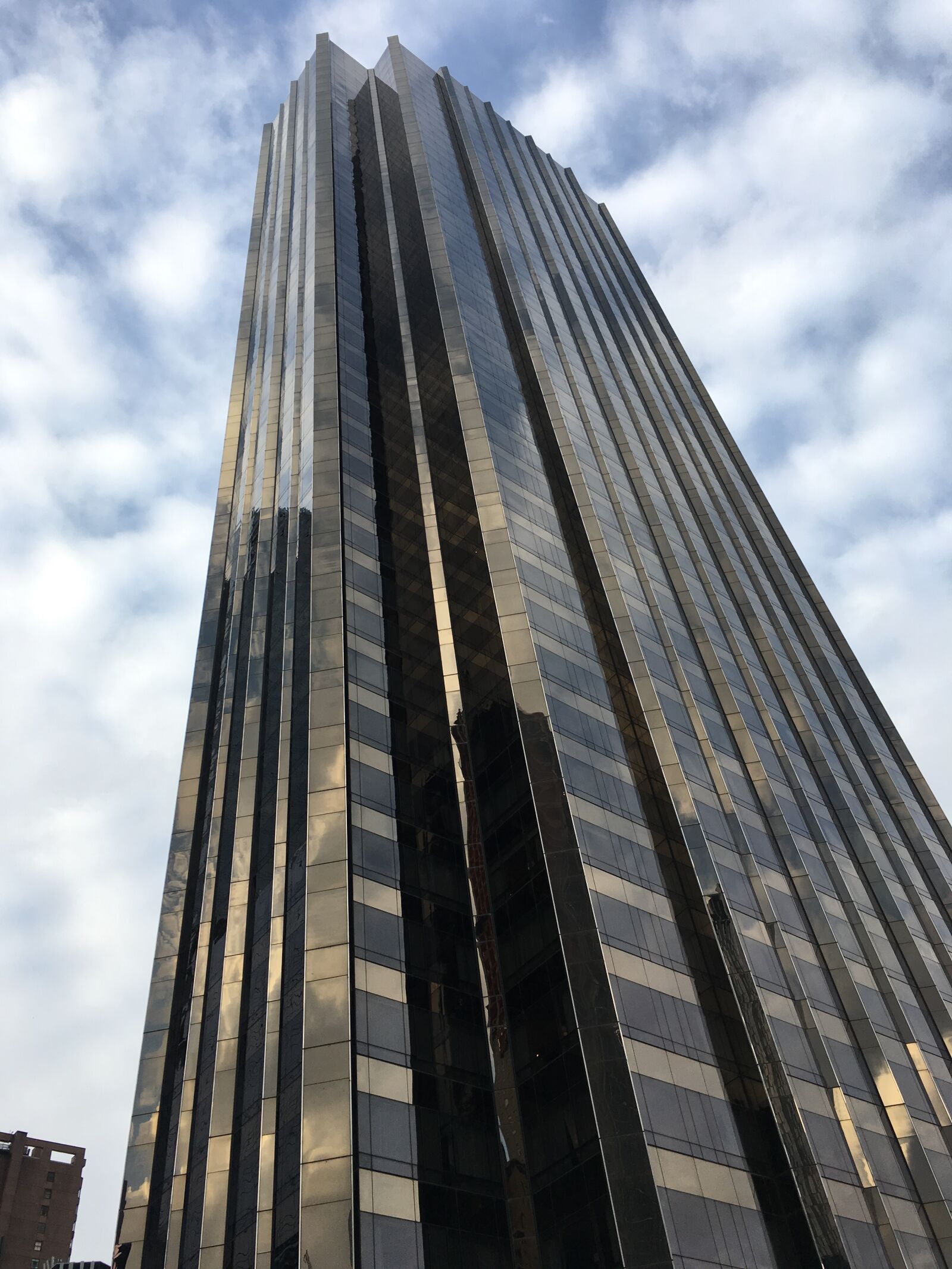 iPhone SE back camera 4.15mm f/2.2 sample photo. Fifth, avenue, new, york photography