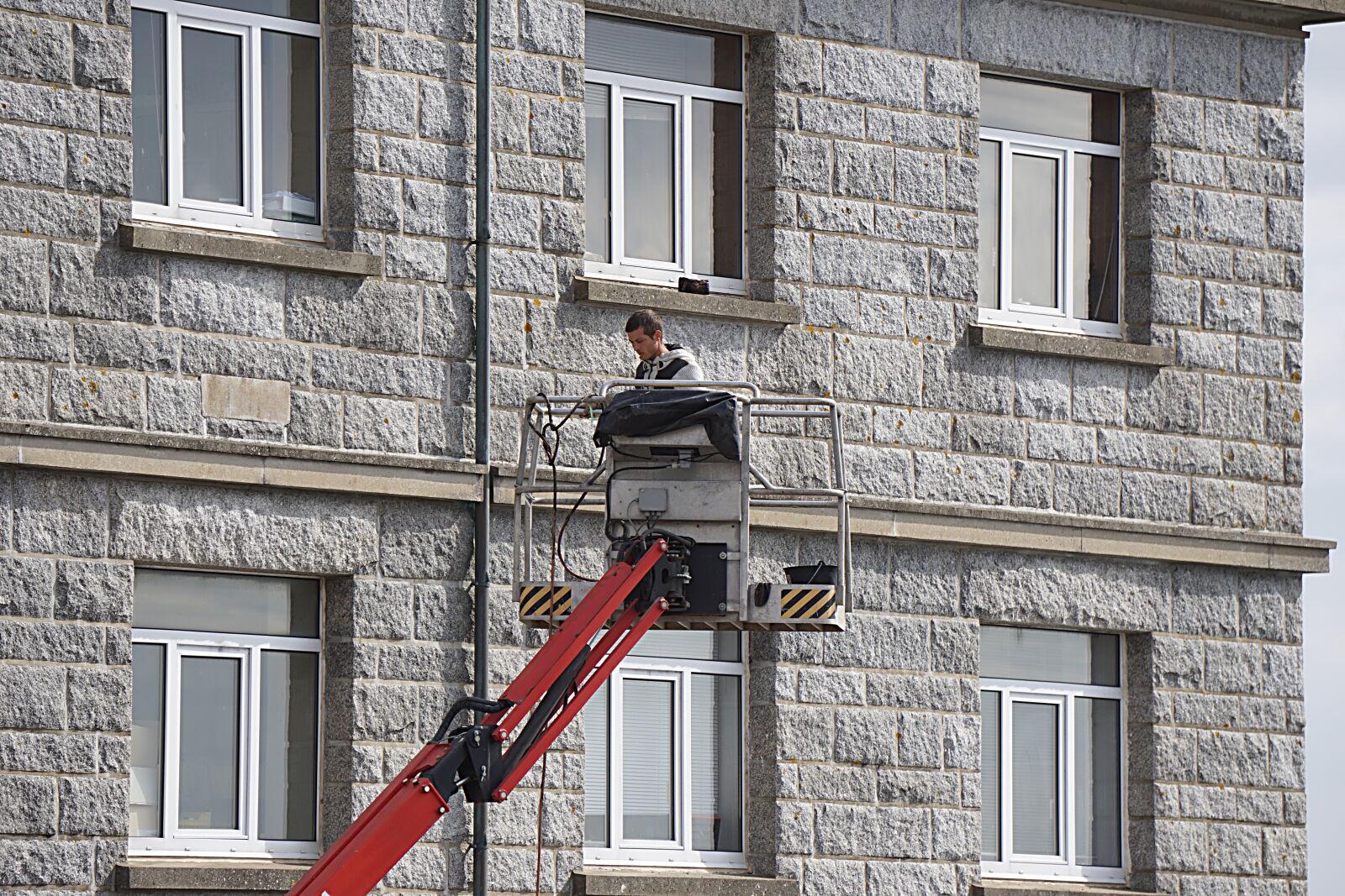 Sony a6000 sample photo. Entretien, facade, homme, mur photography