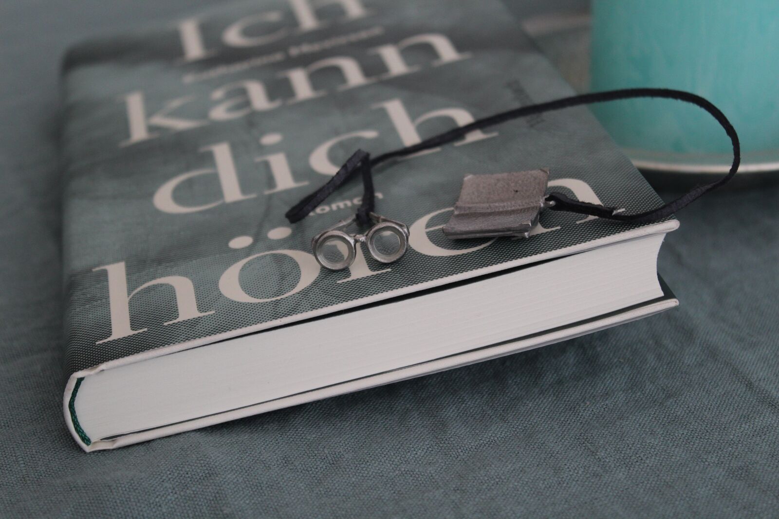 Canon EOS 1300D (EOS Rebel T6 / EOS Kiss X80) sample photo. Book, bookmark, education photography