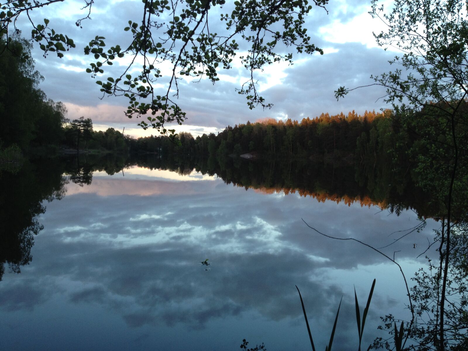 iPhone 4S back camera 4.28mm f/2.4 sample photo. Lake, reflection, sky, water photography