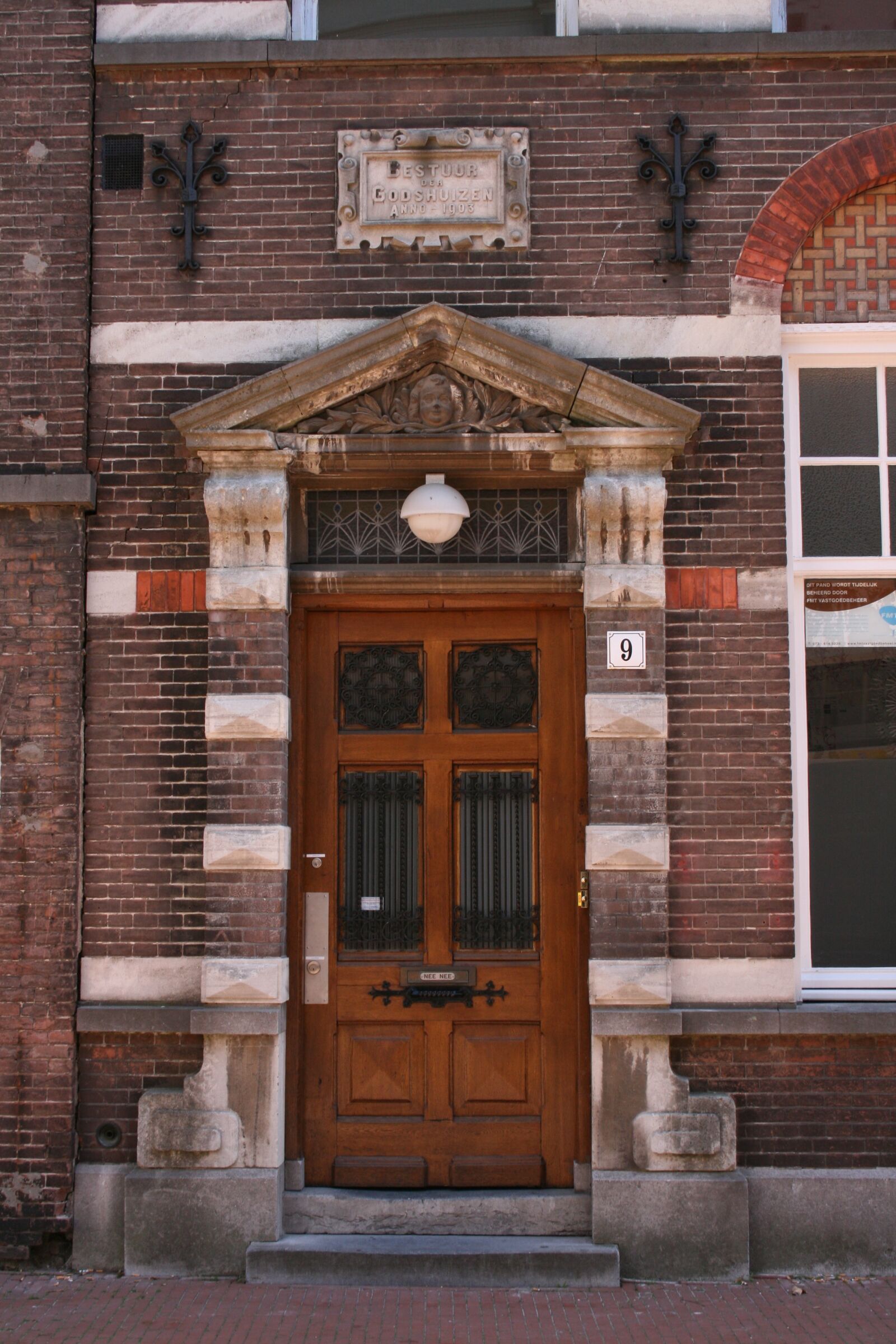 Canon EOS 400D (EOS Digital Rebel XTi / EOS Kiss Digital X) sample photo. Door, house, historic centre photography