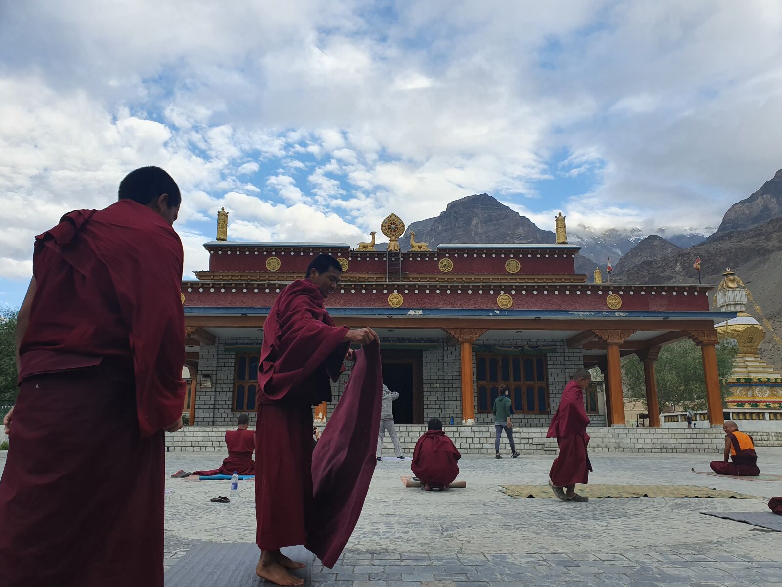 Samsung Galaxy S10e sample photo. Himalayas, monks, saint photography