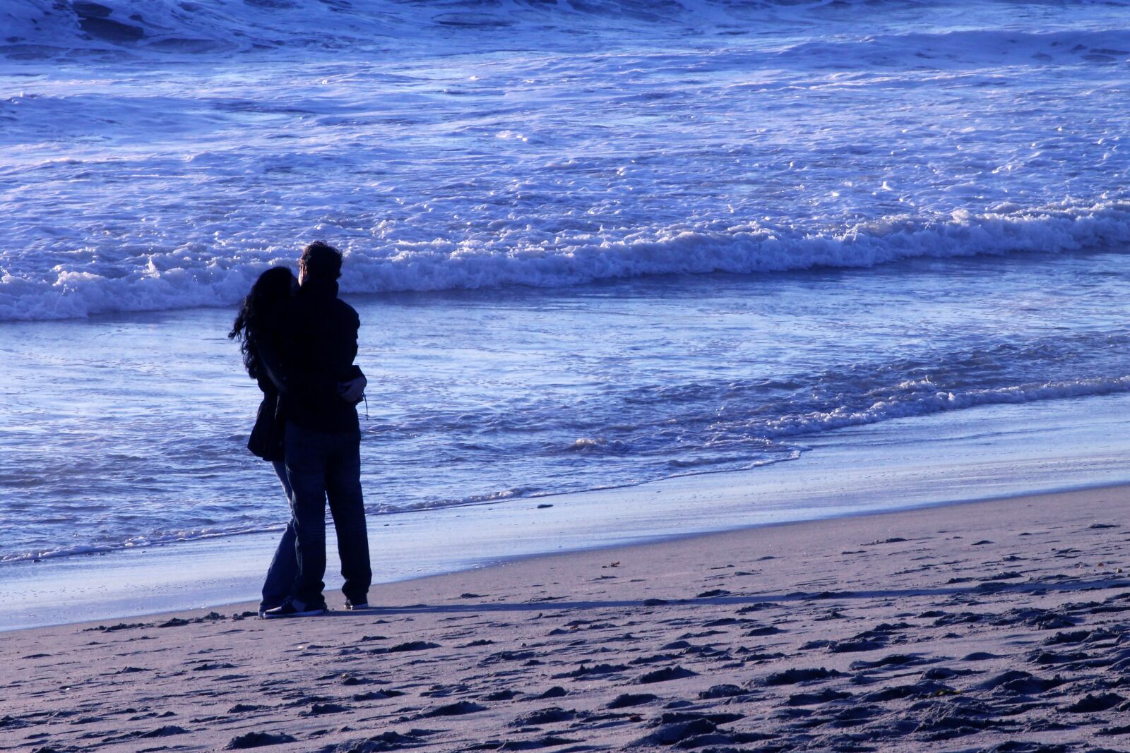 Canon EF 75-300mm f/4-5.6 sample photo. Beach, couple, lovers photography