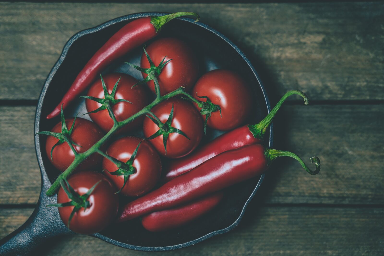 Tamron 28-75mm F2.8 Di III RXD sample photo. Tomatoes, chili, eat photography