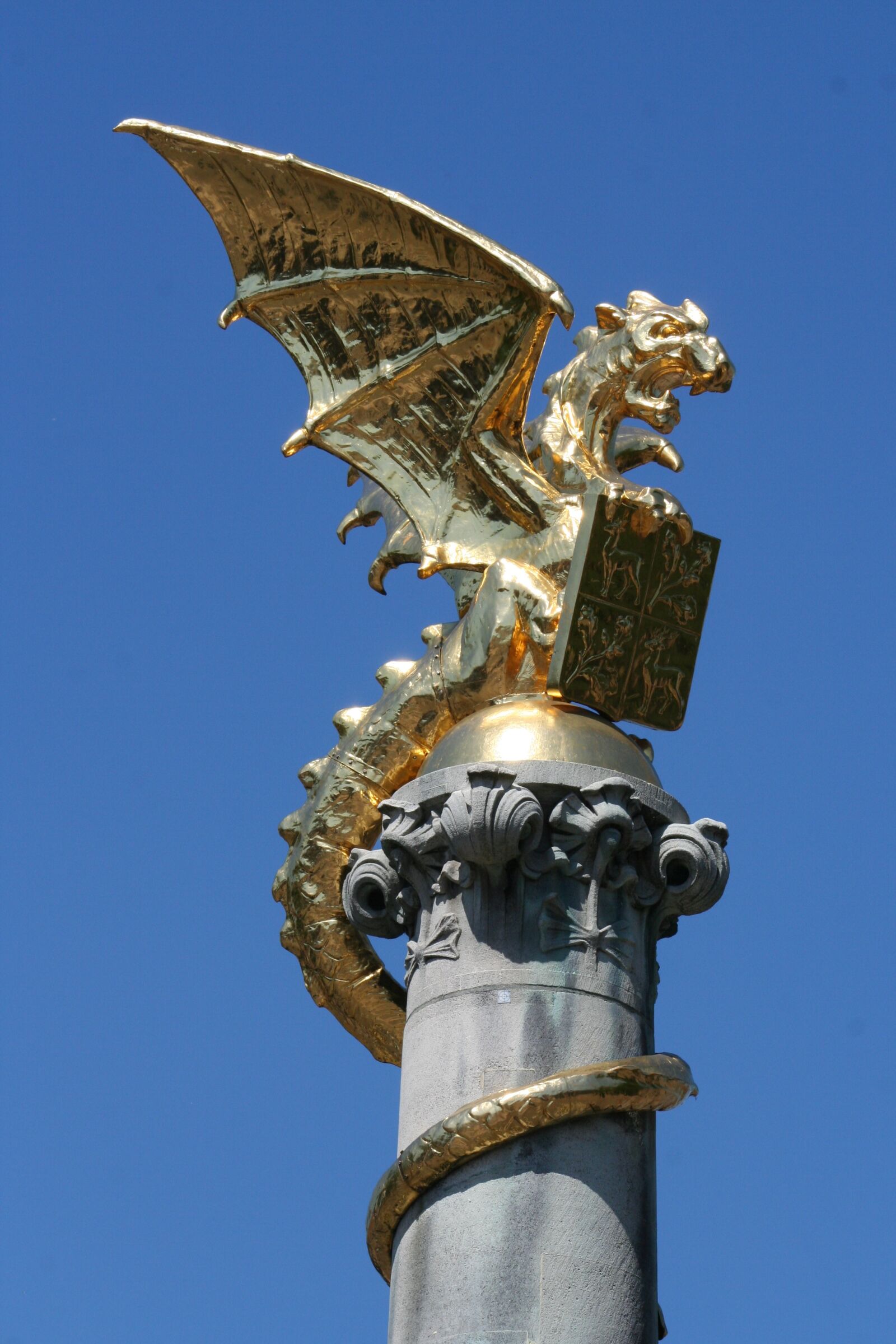 Canon EOS 350D (EOS Digital Rebel XT / EOS Kiss Digital N) sample photo. Dragon, gold, broncefigur photography