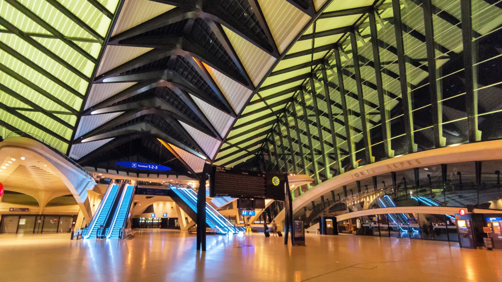 Nikon D90 sample photo. Satolas, airport, lyon photography
