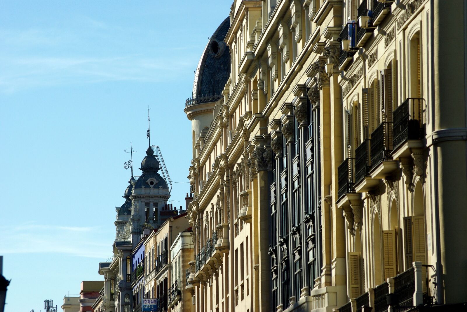 Pentax K200D sample photo. Madrid, via large, facades photography