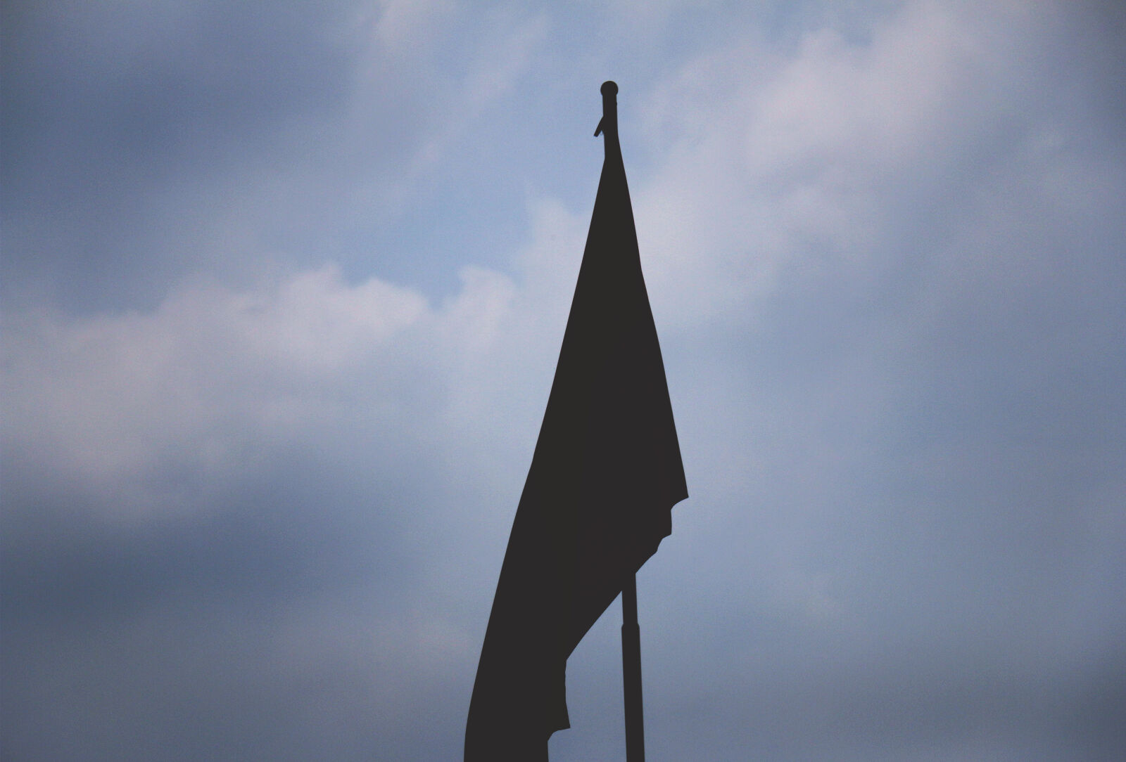 Canon EOS 70D sample photo. Cloud, dark, faded, flag photography