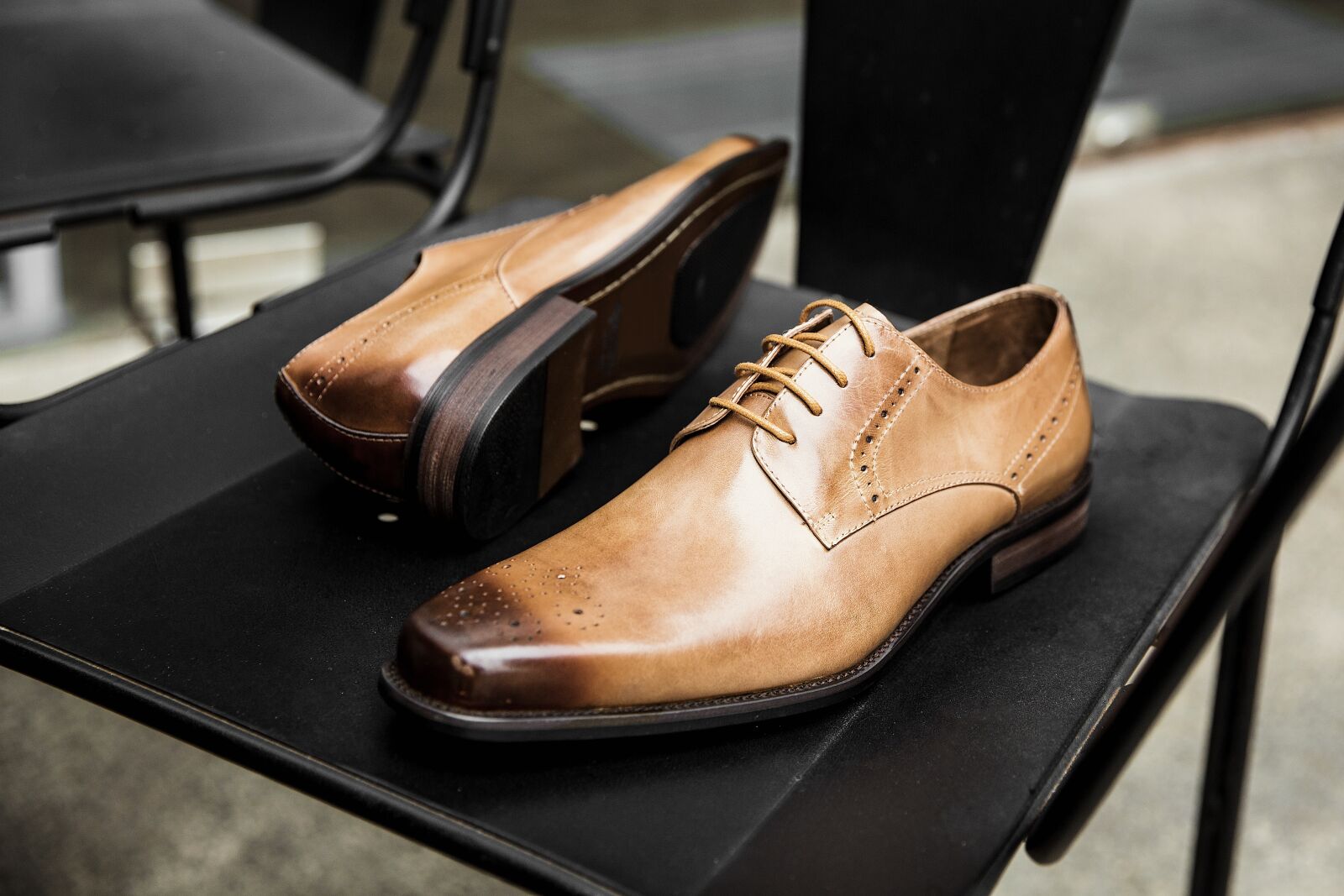 Canon EF 24-70mm F2.8L II USM sample photo. Shoes men, shoe, shine photography