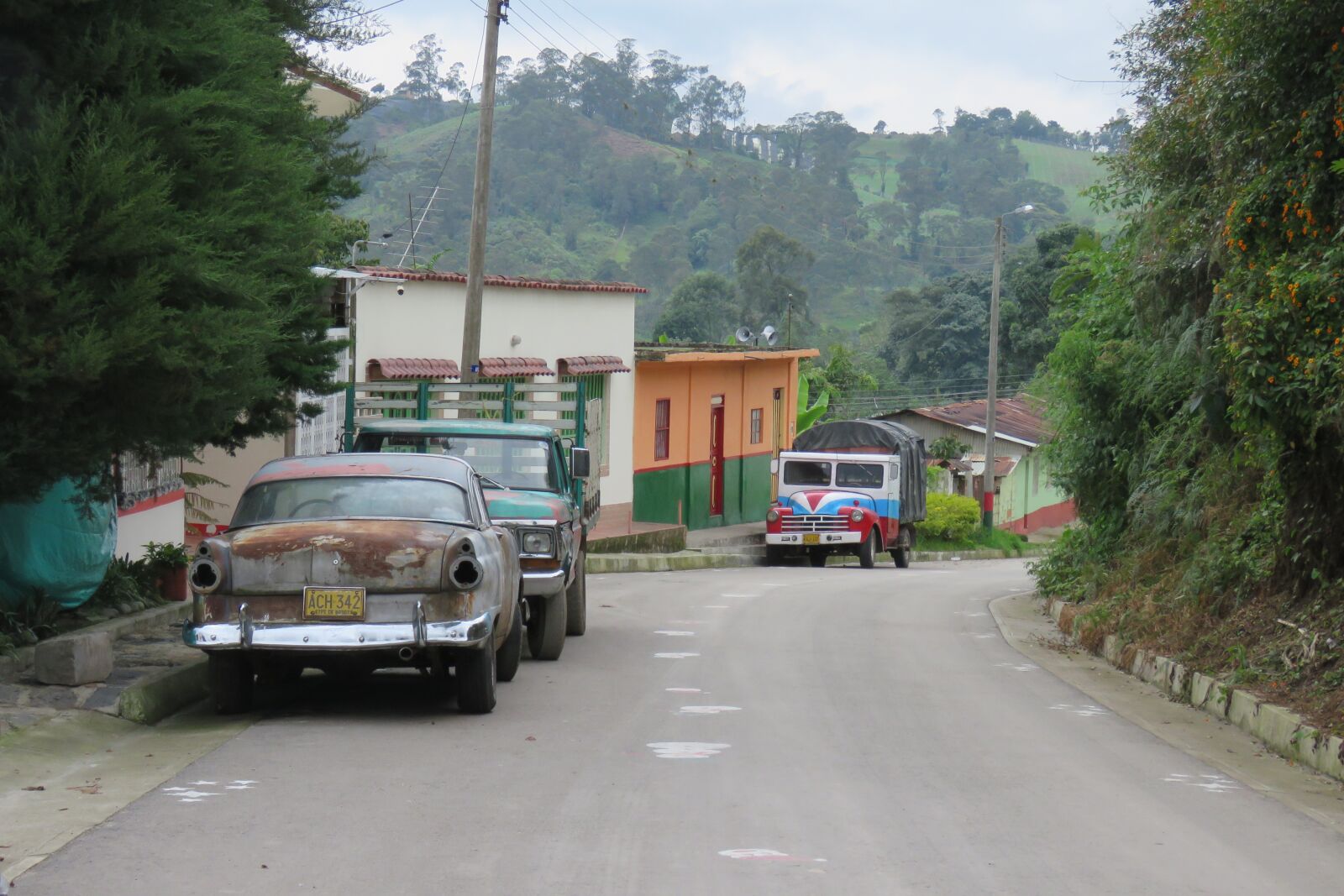 Canon PowerShot SX60 HS sample photo. Chiva, car, old photography