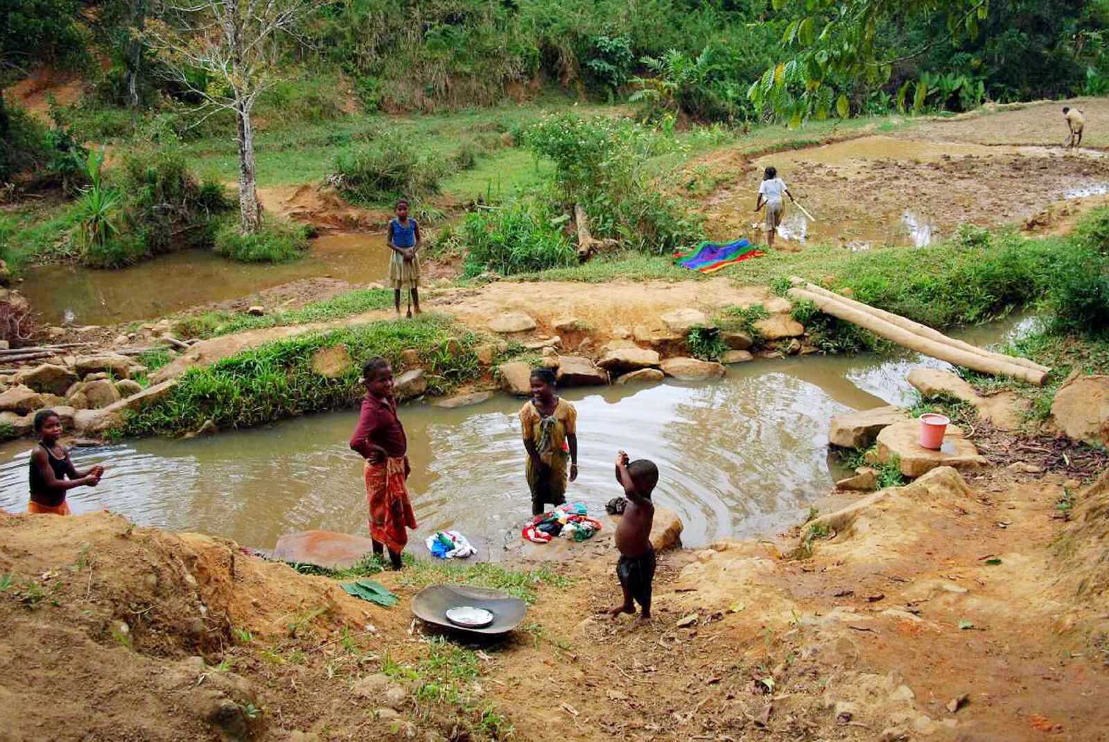 Nikon D60 sample photo. People, madagascar, girls, washing photography