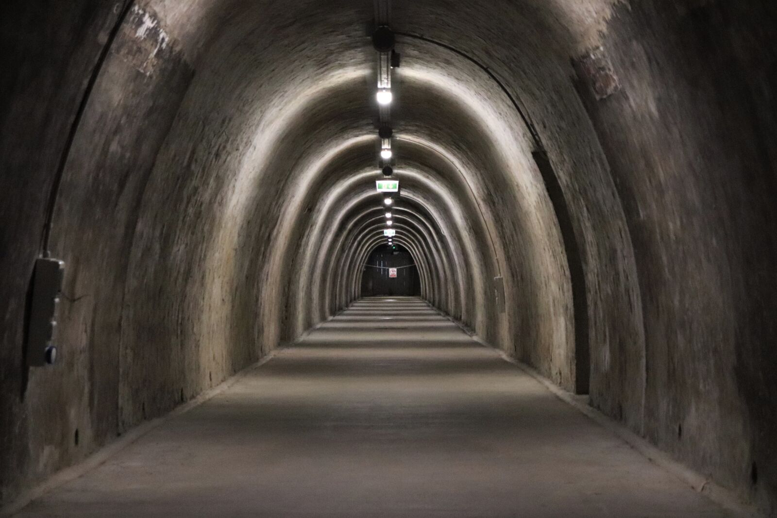 Canon EOS 200D (EOS Rebel SL2 / EOS Kiss X9) sample photo. Tunnel, under earth, dark photography
