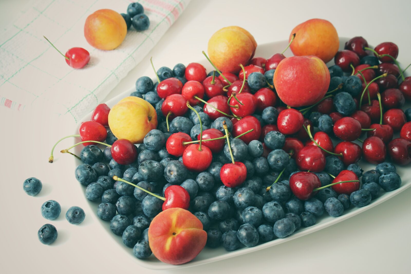 Canon EOS 1300D (EOS Rebel T6 / EOS Kiss X80) sample photo. Fruit, blueberries, vitamins photography