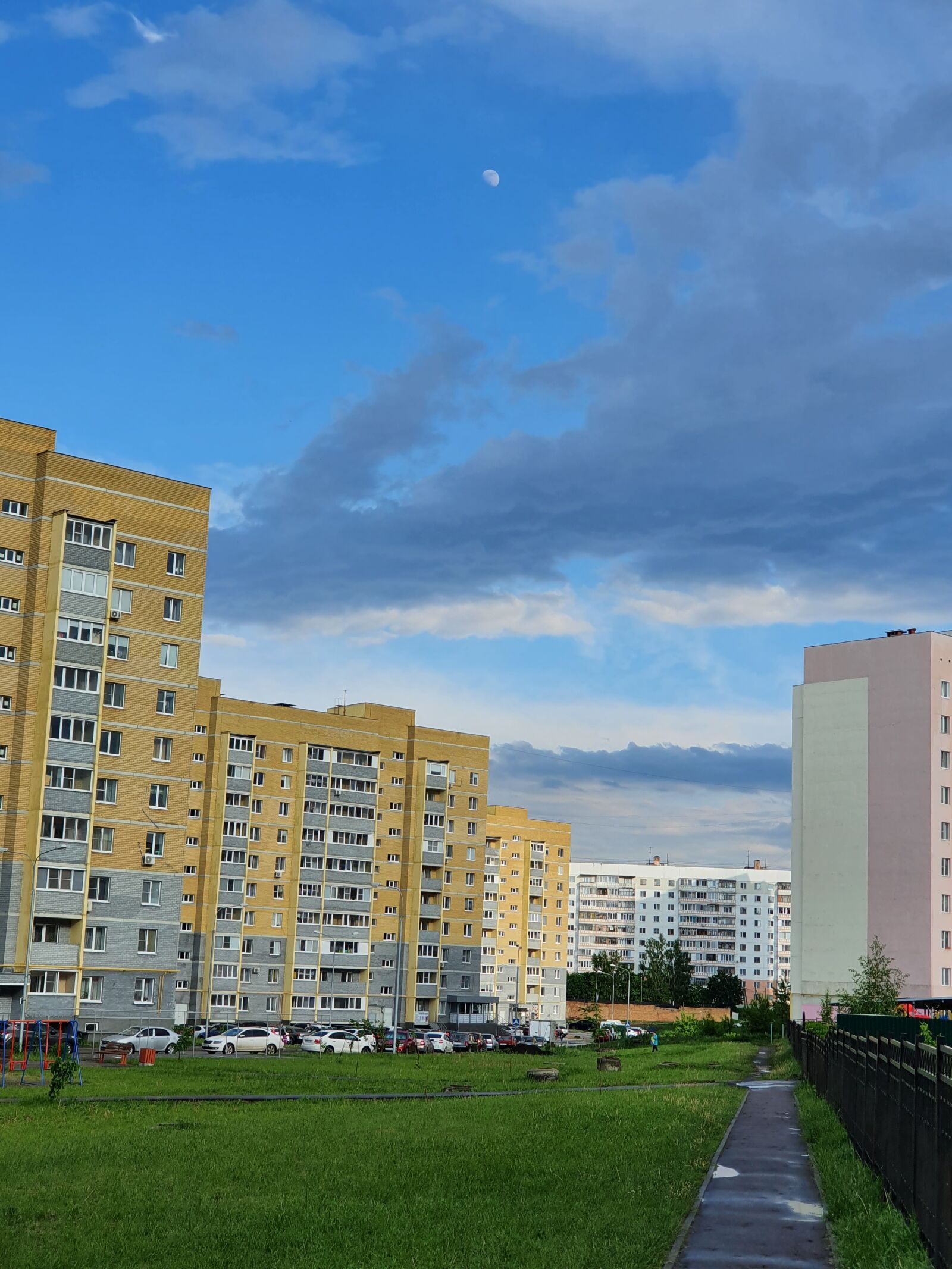 Samsung Galaxy S10 sample photo. City, house, street photography