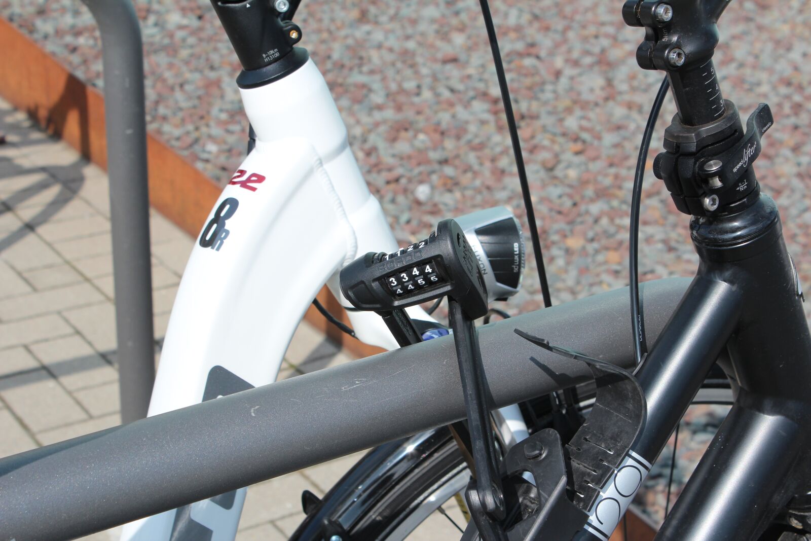 Canon EOS 600D (Rebel EOS T3i / EOS Kiss X5) sample photo. Combination lock, bike, castle photography