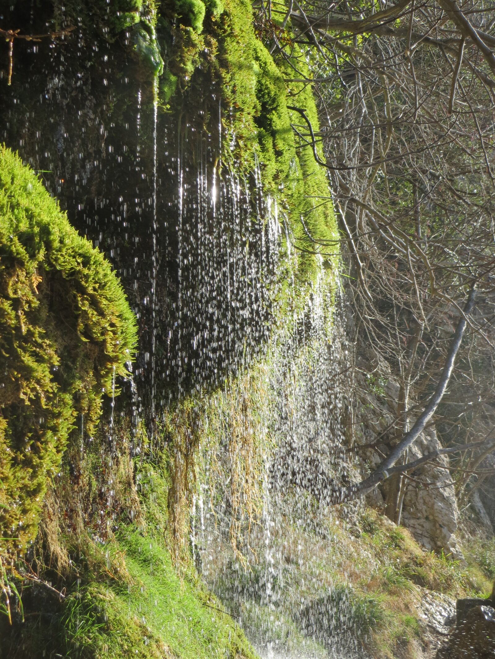 Canon PowerShot ELPH 520 HS (IXUS 500 HS / IXY 3) sample photo. Water, waterfall, the creek photography