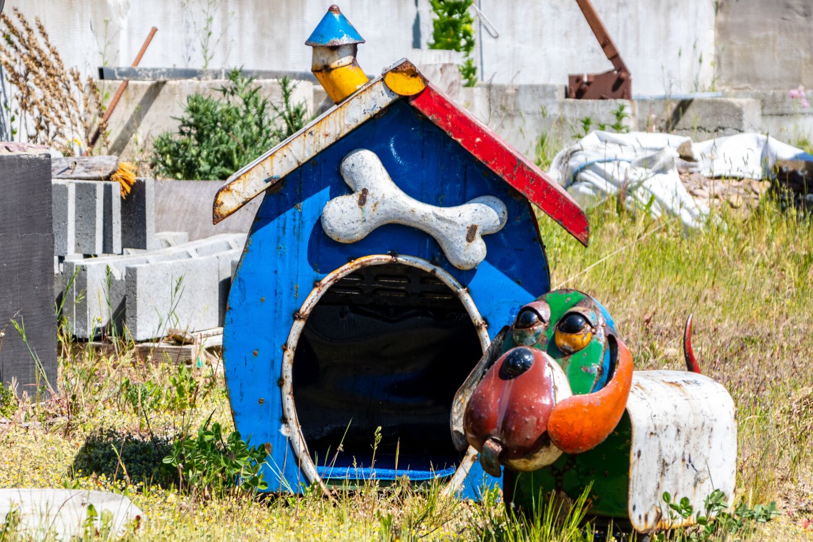 Canon EOS 750D (EOS Rebel T6i / EOS Kiss X8i) + Canon TS-E 90mm F2.8 Tilt-Shift sample photo. Doghouse, colors, bone photography