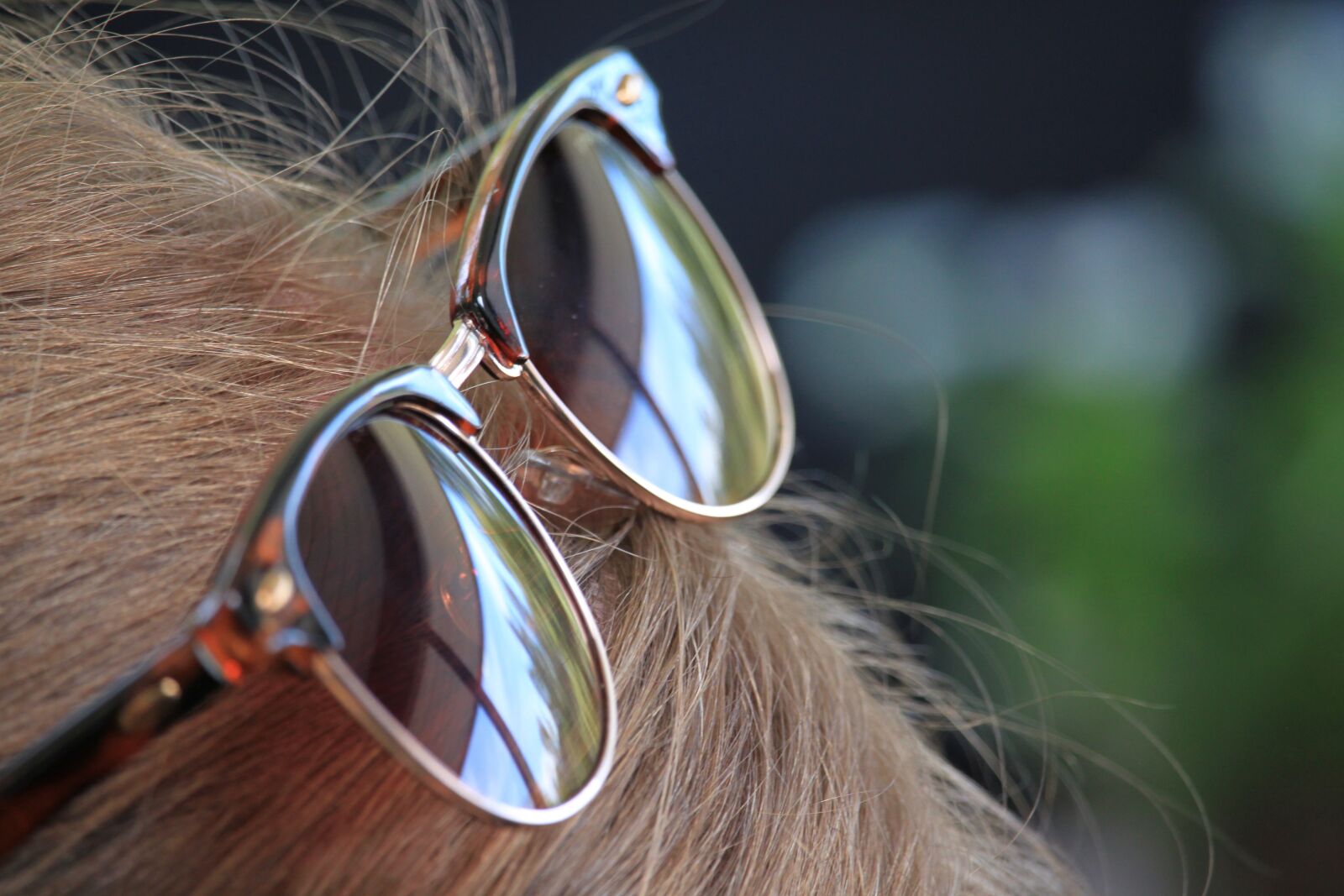 Canon EOS 500D (EOS Rebel T1i / EOS Kiss X3) sample photo. Sunglasses, hair, reflection photography