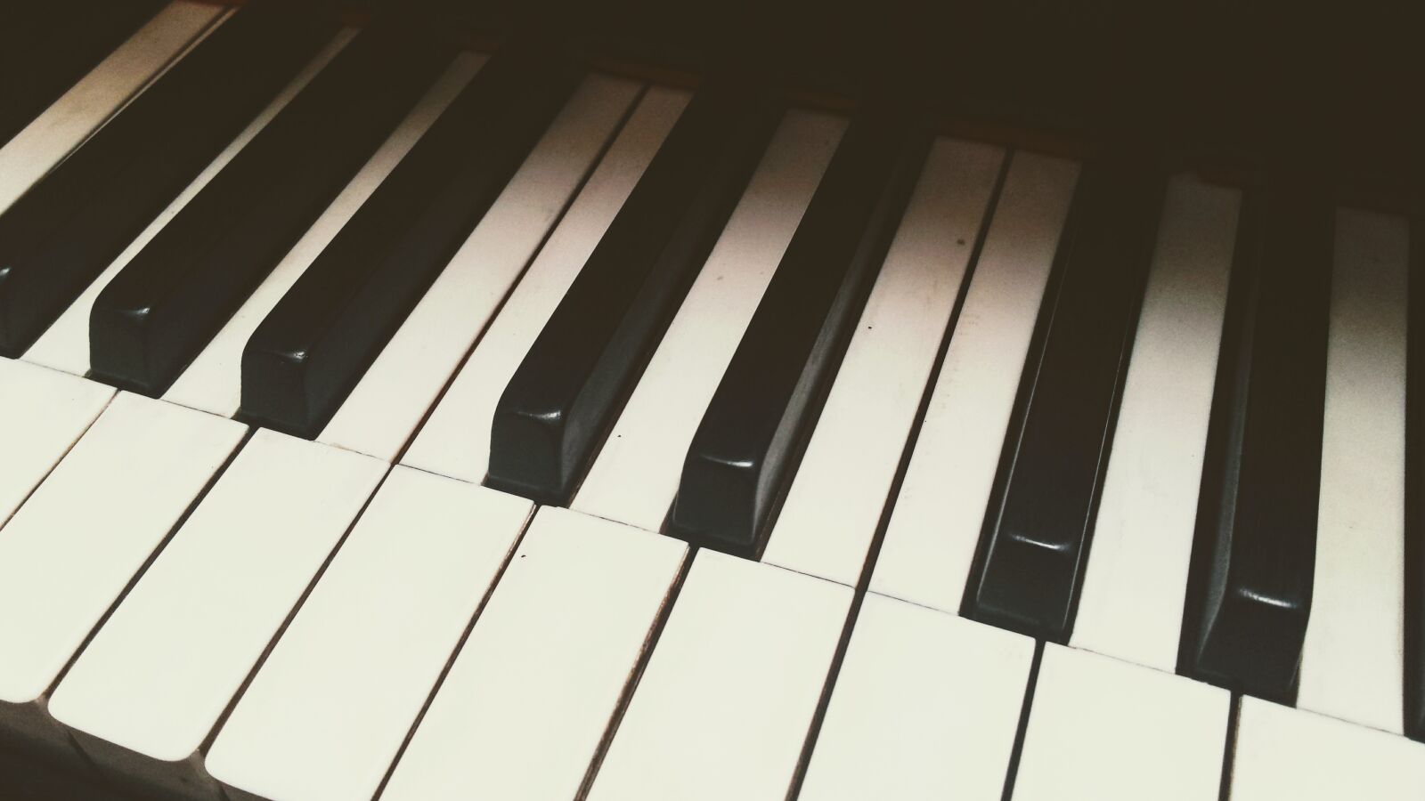 Samsung Galaxy S4 sample photo. Piano, keys, musician photography
