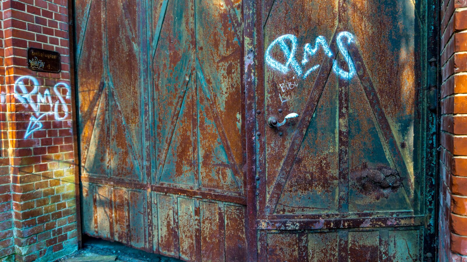 Sony Alpha a5000 (ILCE 5000) sample photo. Old, painting, door photography