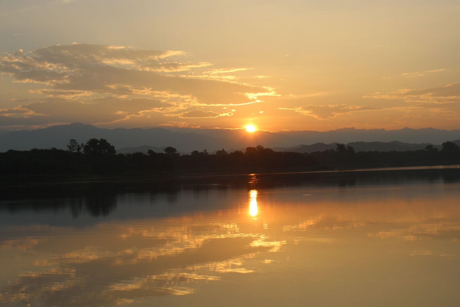 Canon EOS 600D (Rebel EOS T3i / EOS Kiss X5) sample photo. Sky, morning, orange photography