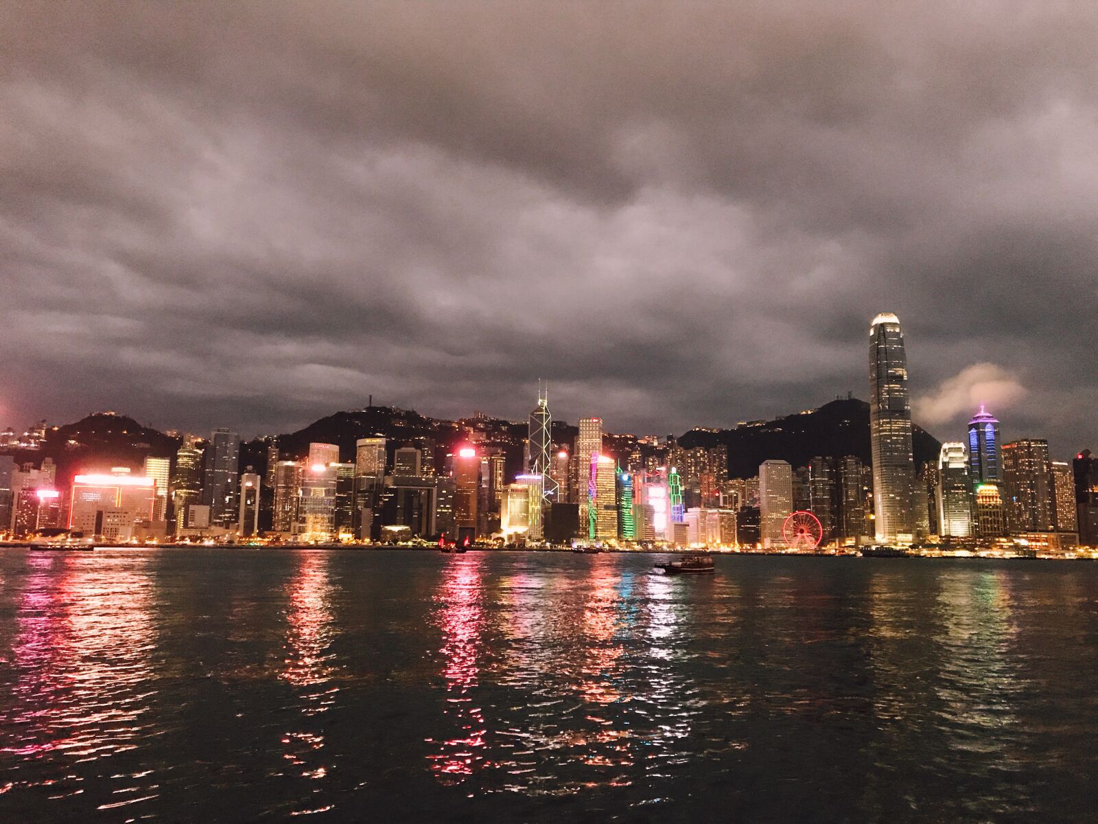 iPhone 7 back camera 3.99mm f/1.8 sample photo. Night, hongkong, building photography