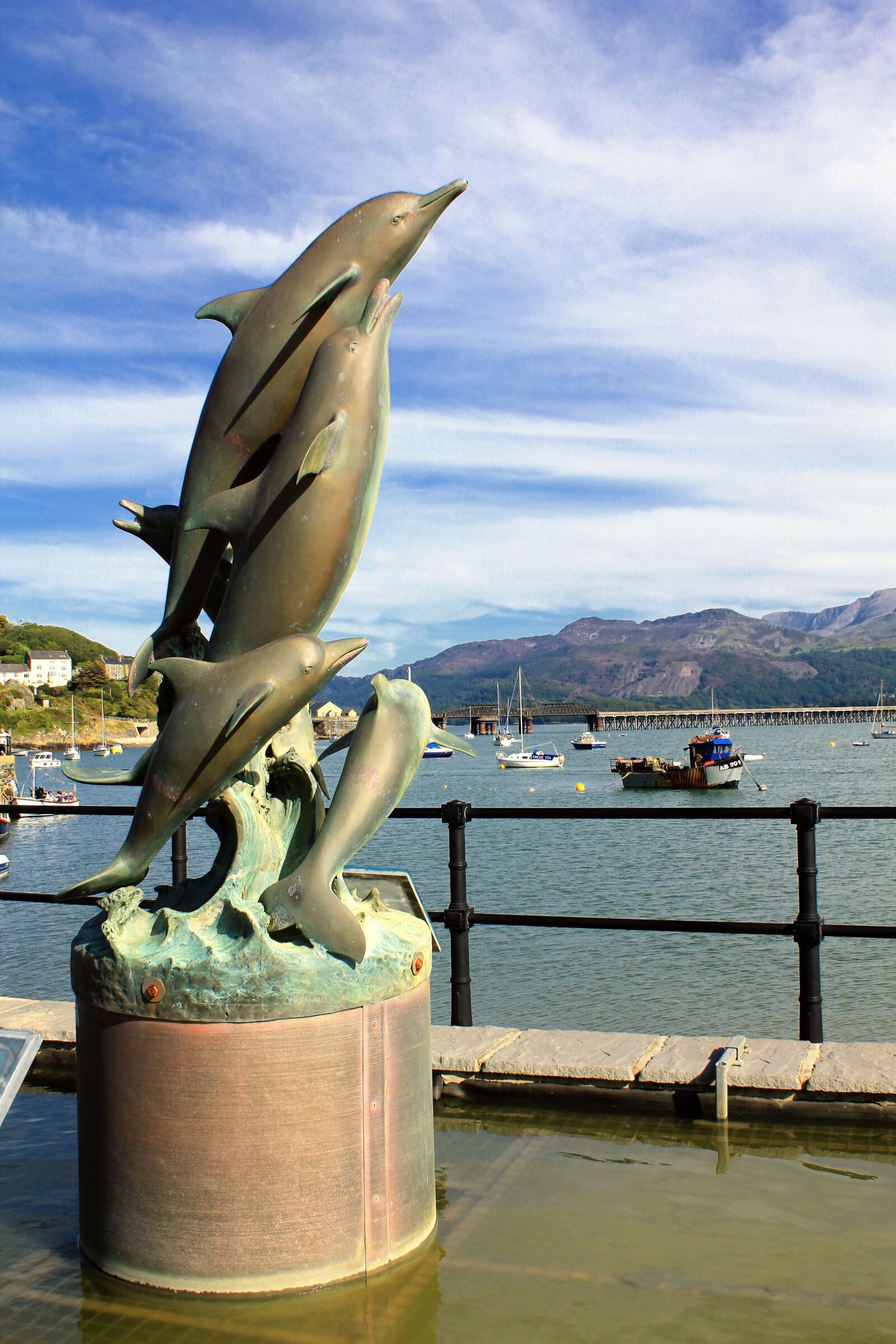 Canon EOS 550D (EOS Rebel T2i / EOS Kiss X4) sample photo. Boats, clouds, daylight, dolphins photography