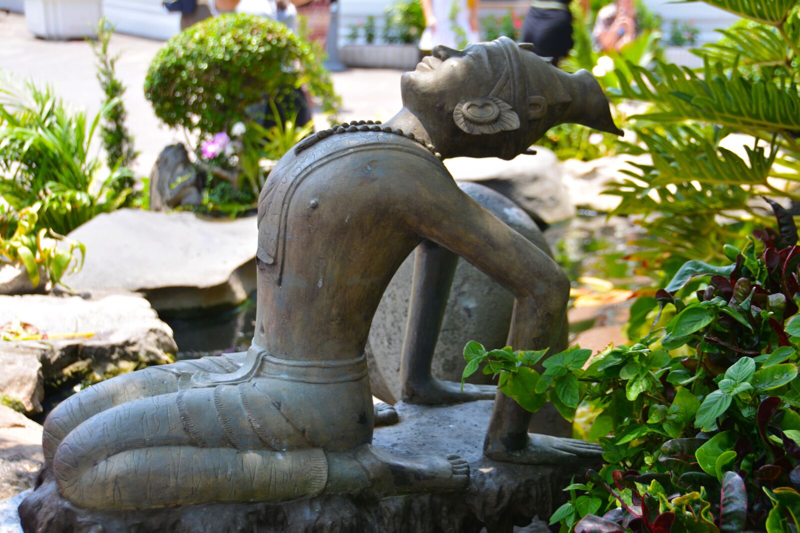 Nikon D5200 sample photo. Sun worship, garden, statue photography