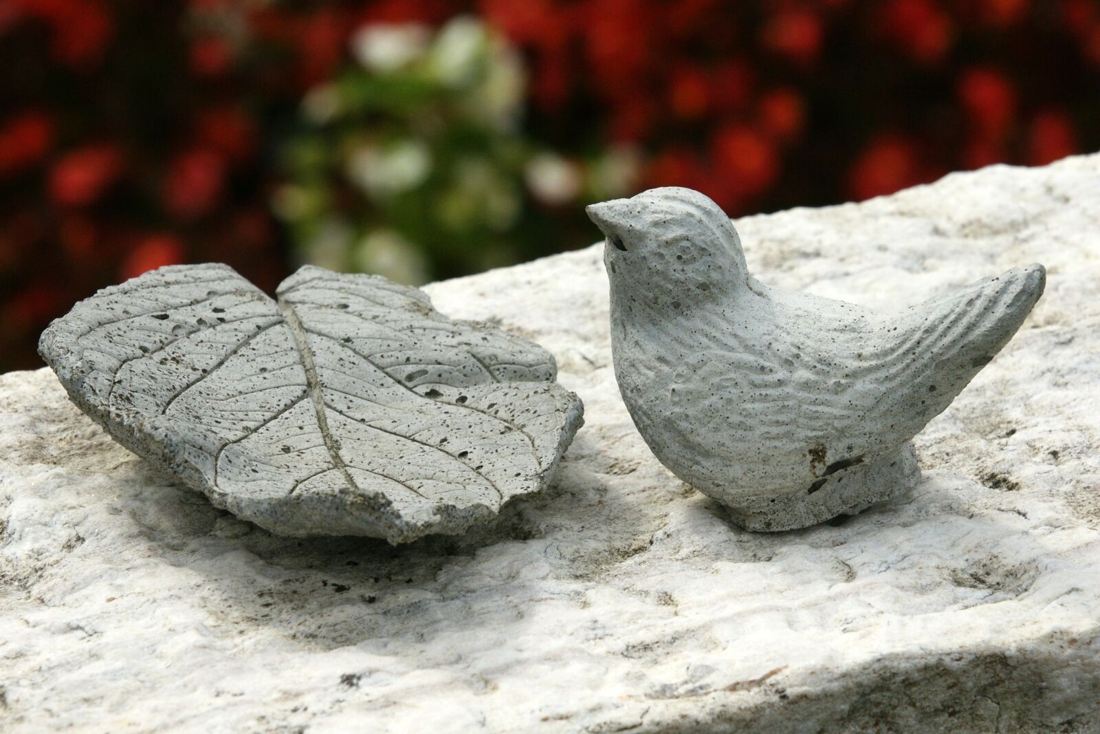 Sony Alpha DSLR-A700 sample photo. Bird, leaf, sculpture photography