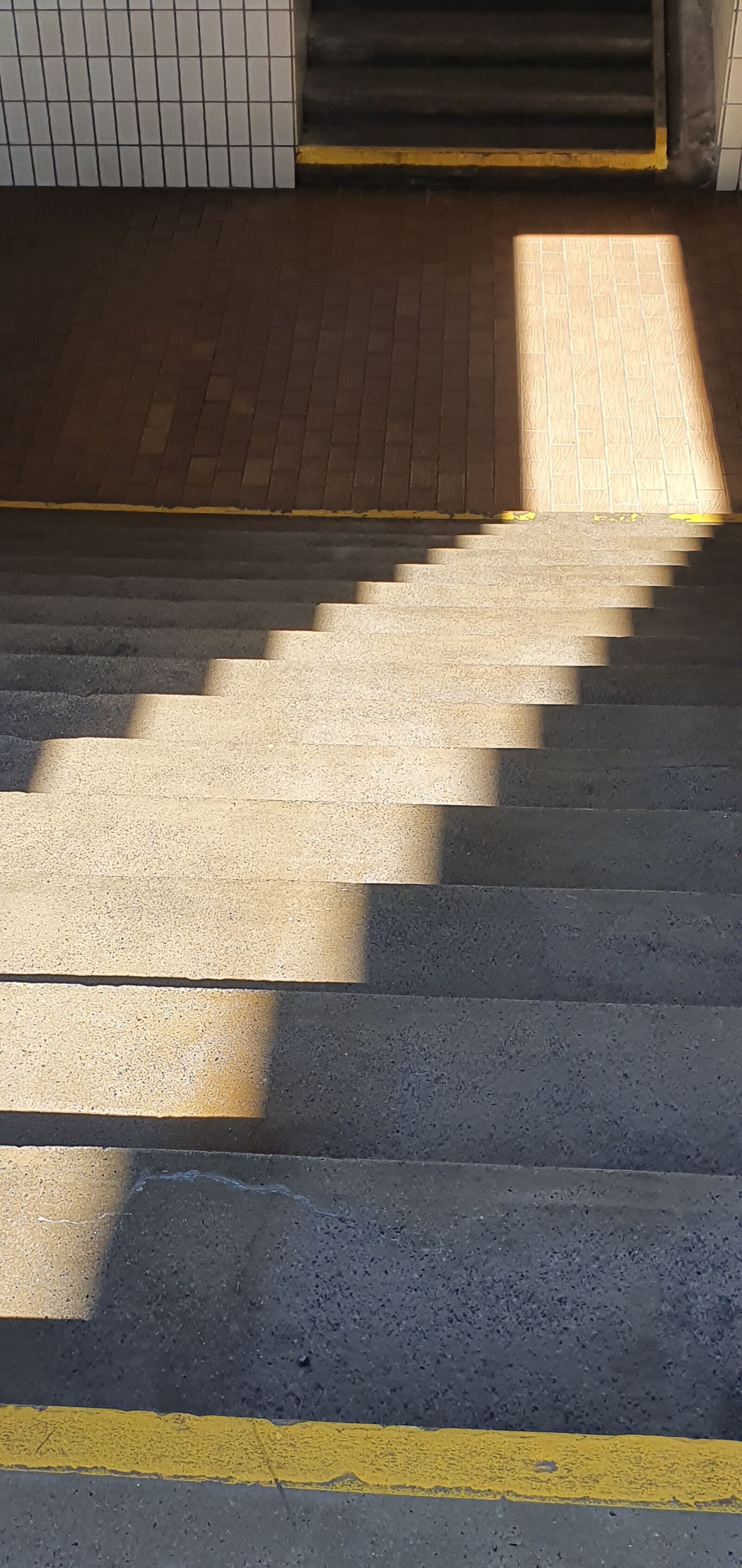 Samsung Galaxy S10e sample photo. Light, stairs, golden yellow photography
