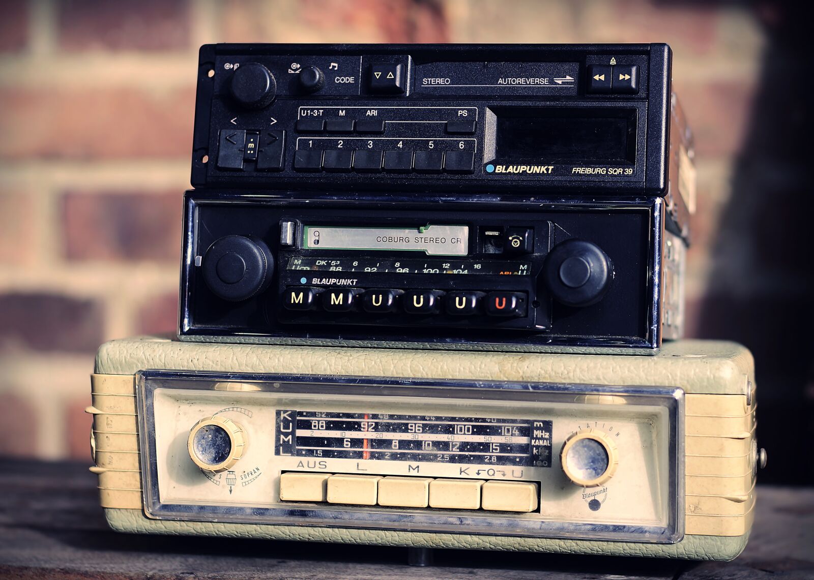 Canon EOS 100D (EOS Rebel SL1 / EOS Kiss X7) + Canon EF 50mm F1.8 STM sample photo. Car radios, retro, generations photography
