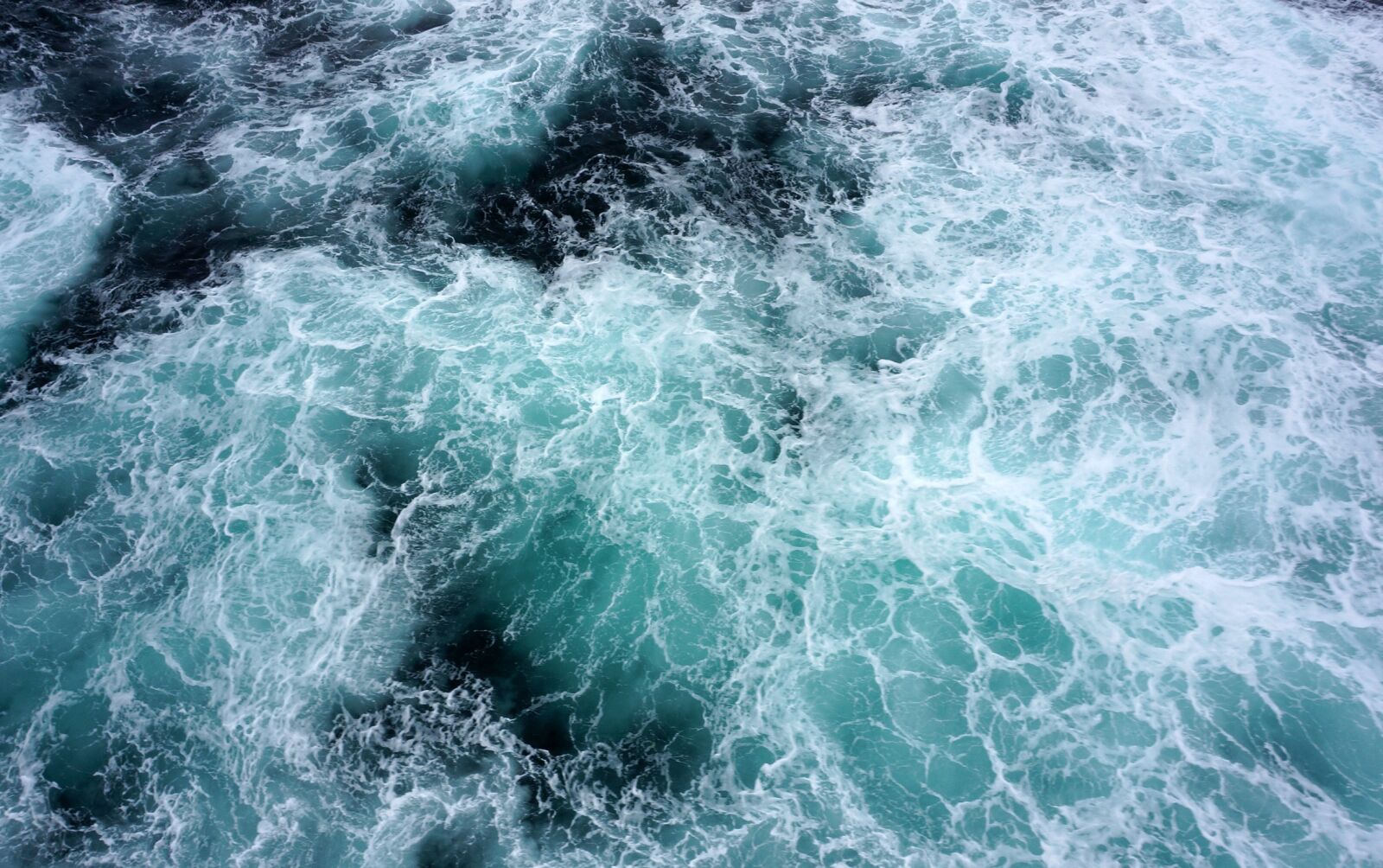 Sony Alpha NEX-5T sample photo. Spray, deep sea, dark photography