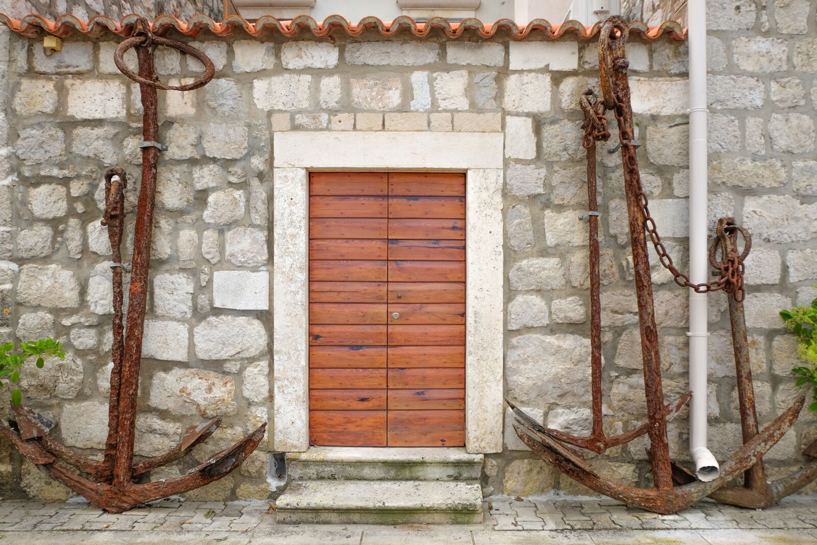 Fujifilm XC 16-50mm F3.5-5.6 OIS II sample photo. Background, door, design photography