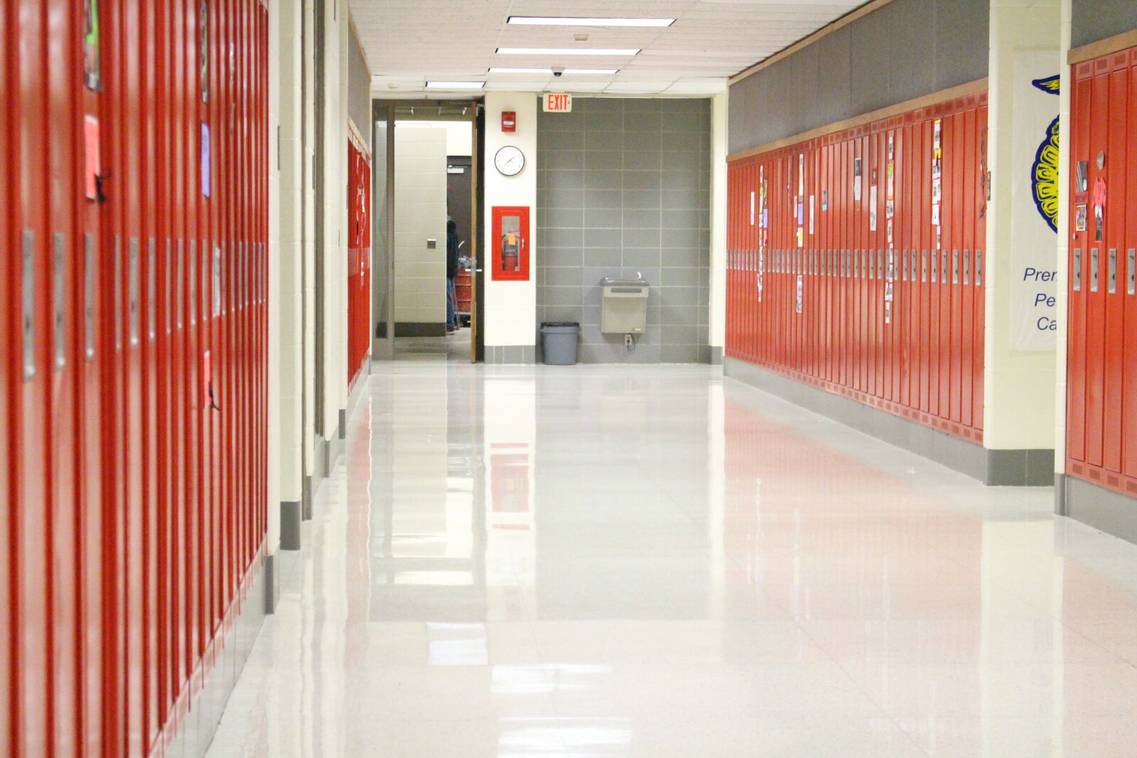 Canon EOS 700D (EOS Rebel T5i / EOS Kiss X7i) + Canon EF-S 18-55mm F3.5-5.6 IS STM sample photo. Empty, hallway, school photography