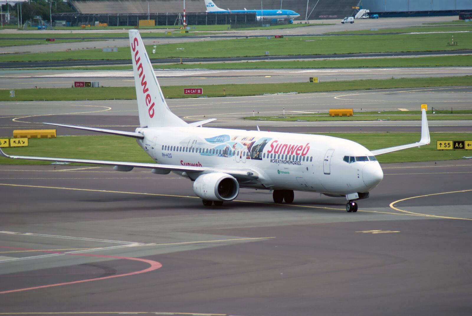 Nikon D3000 sample photo. Plane, runway, airline photography
