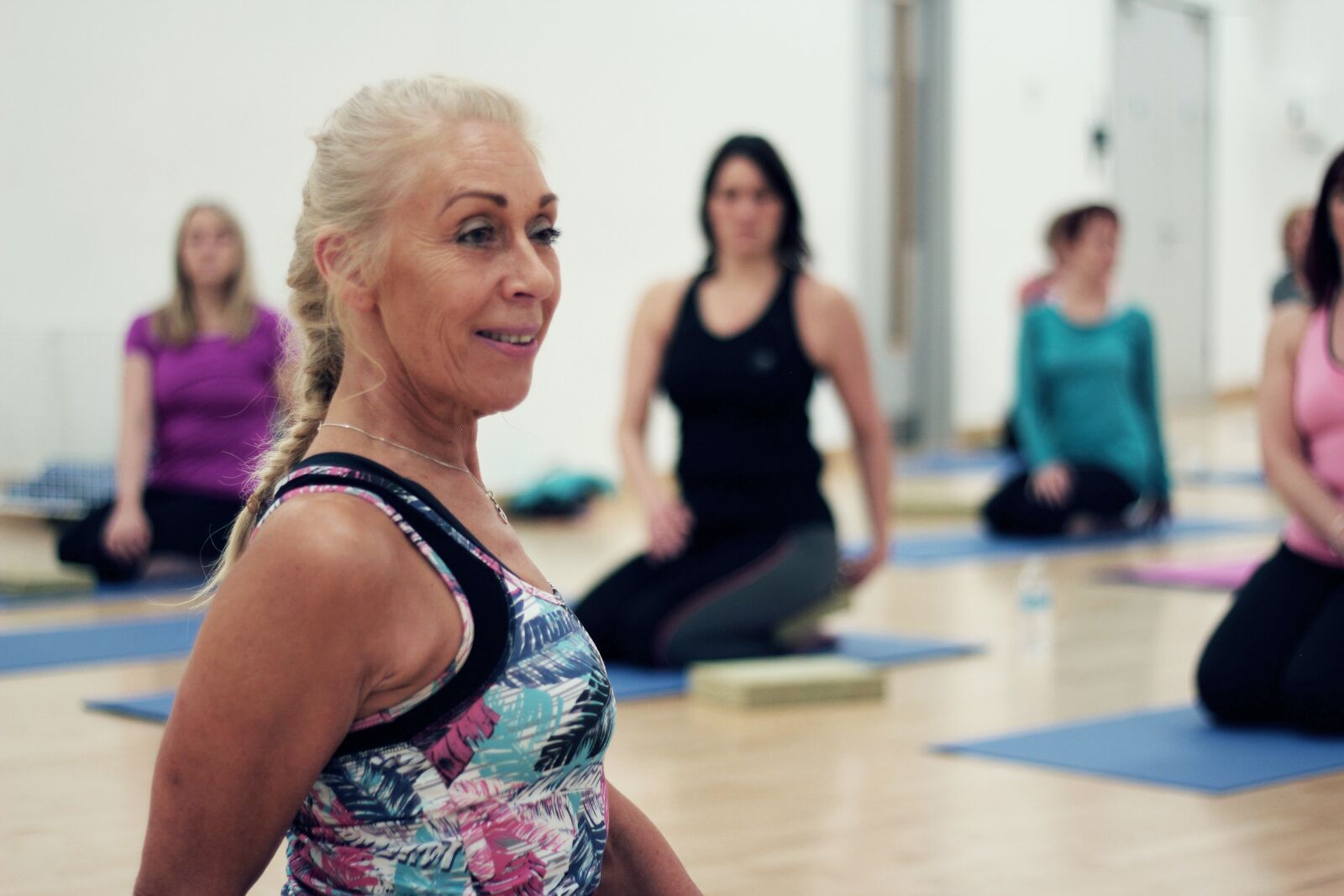 Canon EOS 600D (Rebel EOS T3i / EOS Kiss X5) + Canon EF 50mm F1.8 II sample photo. Yoga, spinal twist, yoga photography