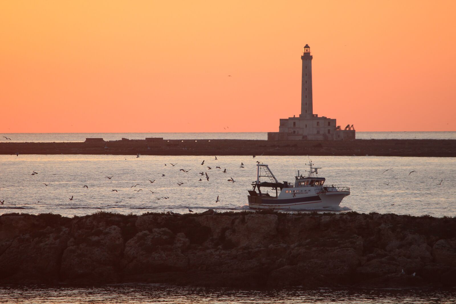 Canon EOS 600D (Rebel EOS T3i / EOS Kiss X5) sample photo. Twilight, return of fishing photography