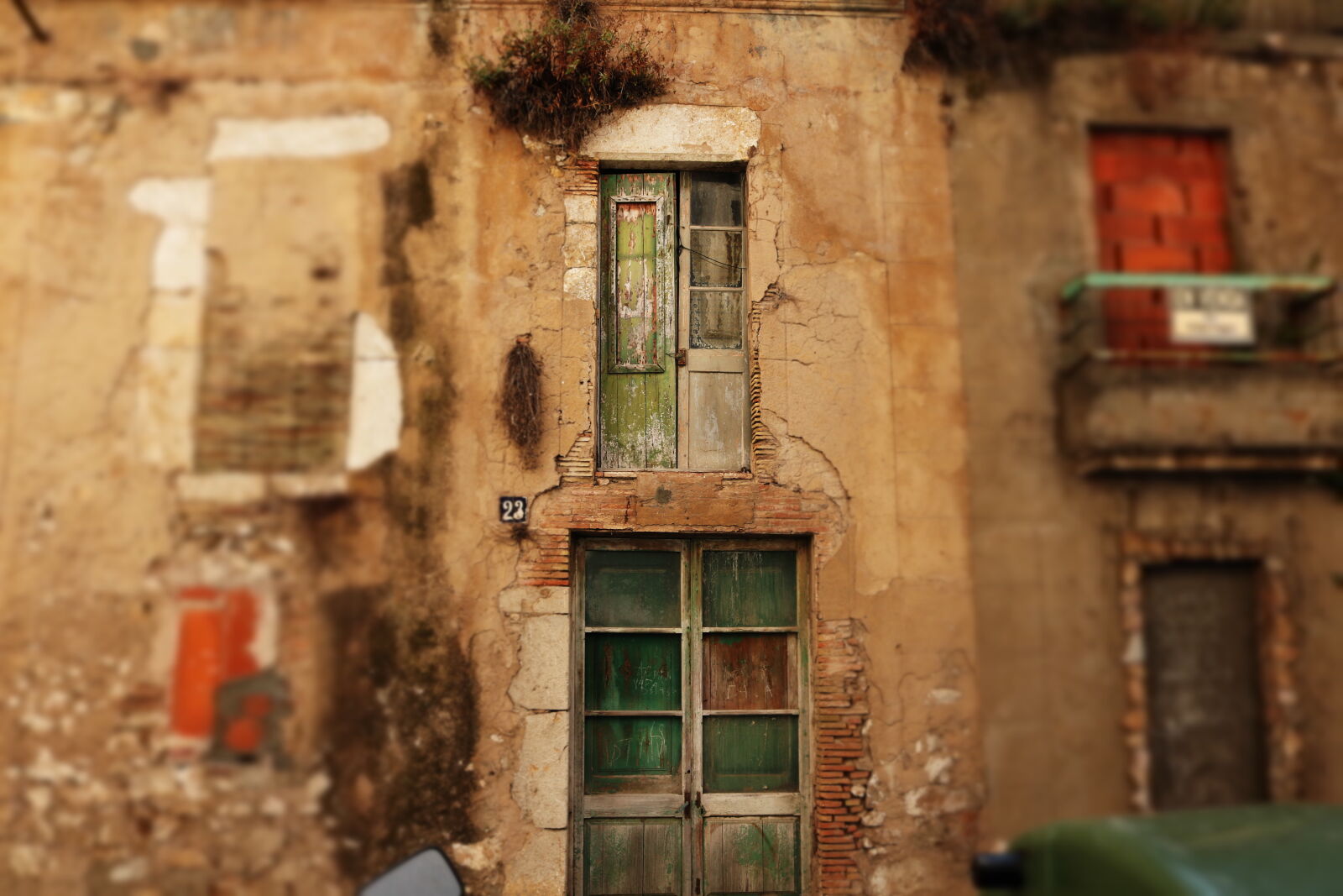 Canon EOS 750D (EOS Rebel T6i / EOS Kiss X8i) sample photo. Door, vintage, wall, window photography