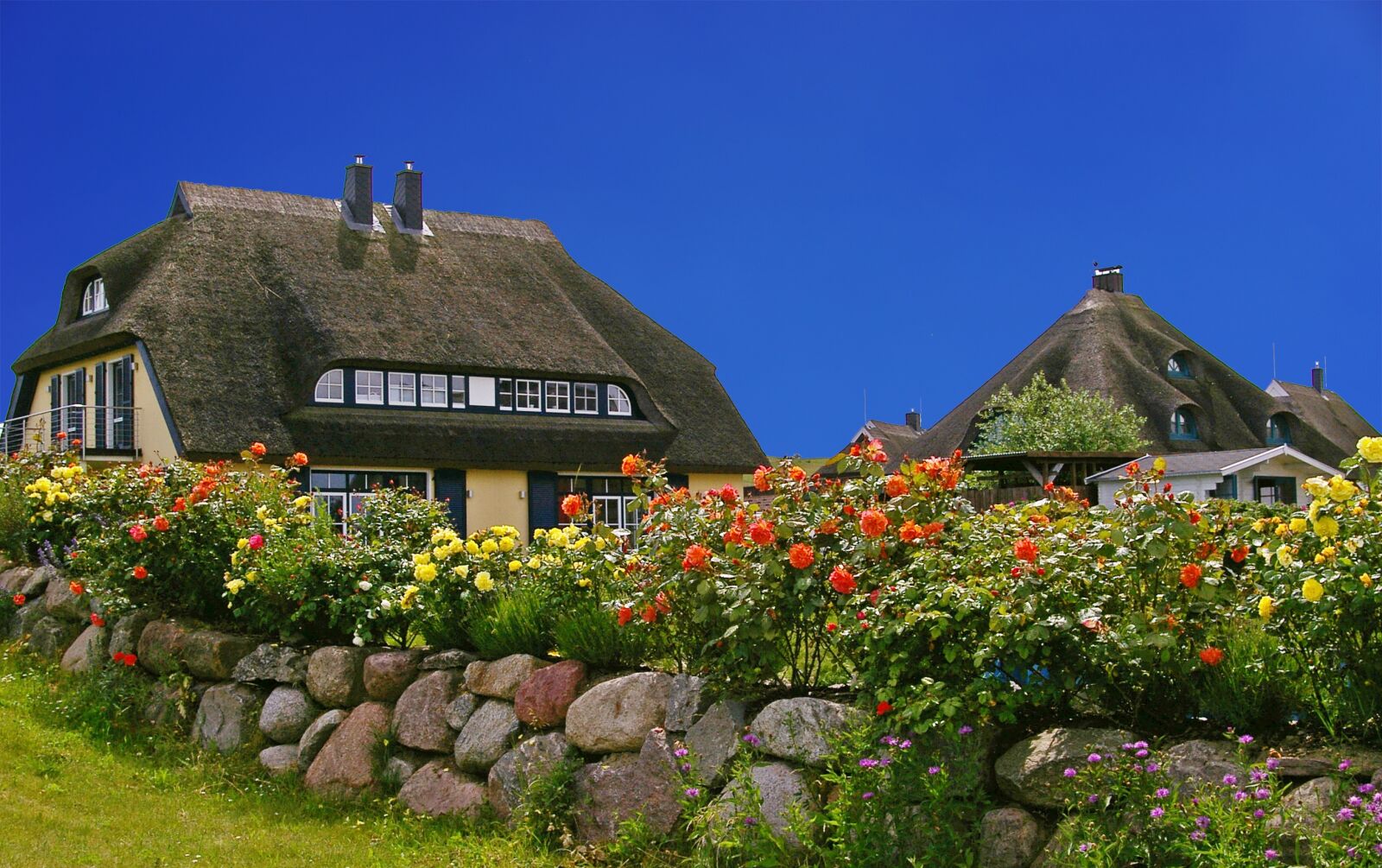 Pentax *ist DL2 sample photo. Rügen, island, thatched photography